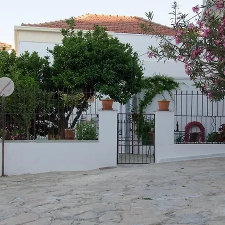 Thelgitro, A Traditional House Located In The Heart Of סקופלוס טאון
