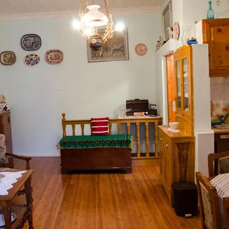 Thelgitro, A Traditional House Located In The Heart Of סקופלוס טאון